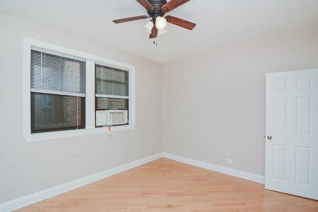 Building Photo - 899 Green Bay Rd