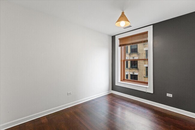 Building Photo - 559 W Surf St