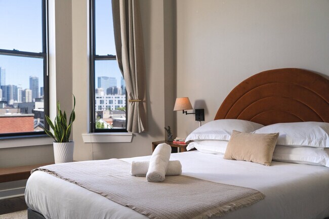 Building Photo - 736 N Throop St
