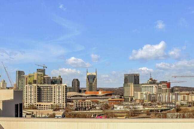 Building Photo - Stunning one bedroom unit in The Wedgewood section of town.