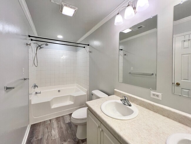 Building Photo - Spacious 2 Bed Condo!