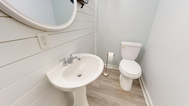 Building Photo - 214 15th Ave W