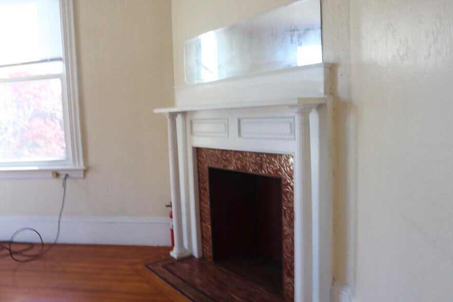 Building Photo - 148 Strathmore Rd