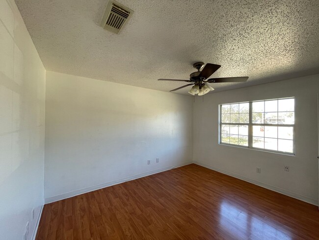 Building Photo - Spacious home on almost an acre in the hea...