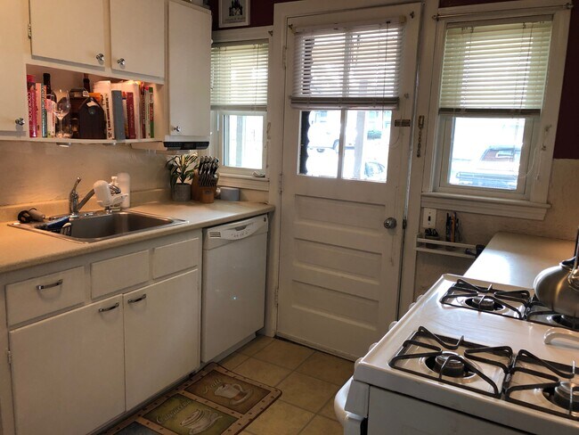 Building Photo - 112 Rowe St