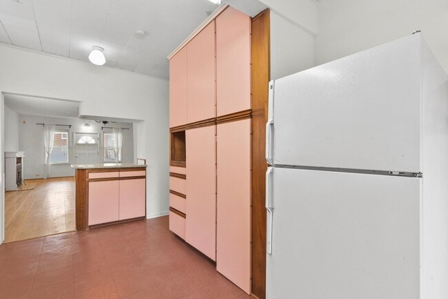 Building Photo - Adorable Montrose Bungaloq