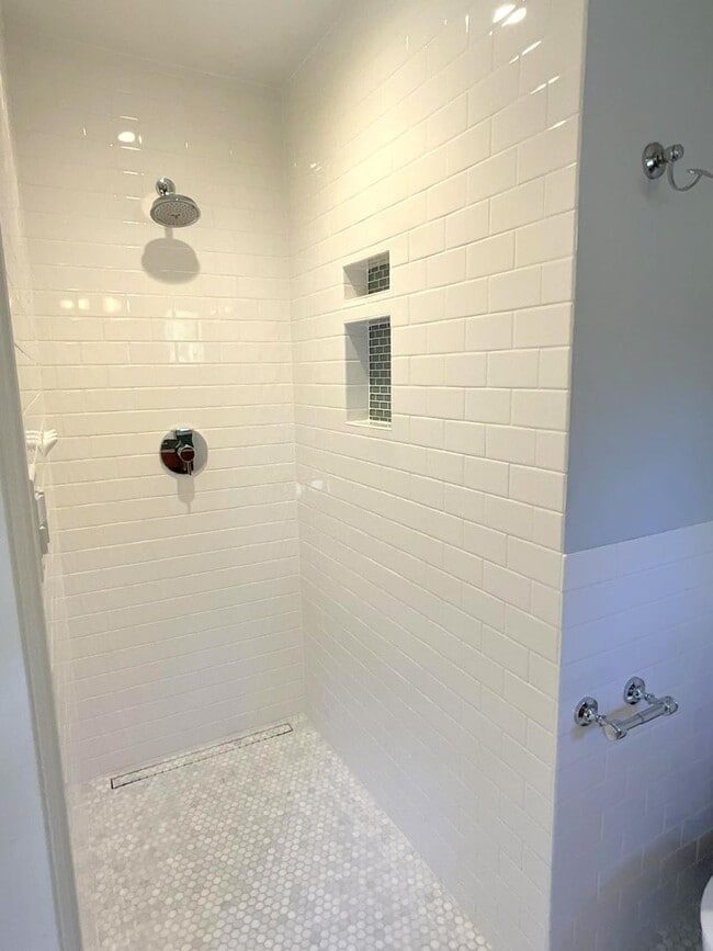 Building Photo - TOP LOCATION & TOP SCHOOLS ! Remodeled SAR...