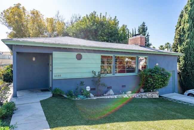 Building Photo - Vibrant 2b2b Franklin Hills / Los Feliz Home - Huge Private Grass  Yard - Central HVAC