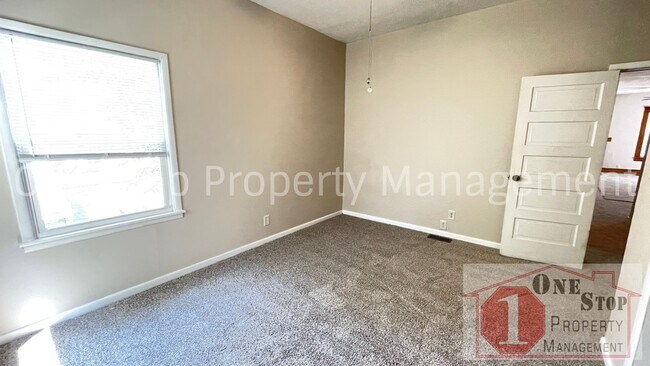 Building Photo - Adorable 3 Bedroom, 1 Bathroom in Independ...