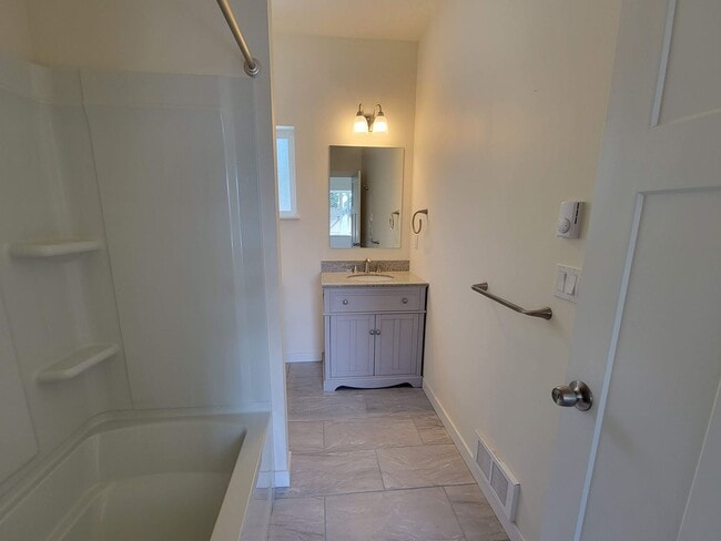 Building Photo - Remodeled, bright and spacious 3 bed close to ferries and base