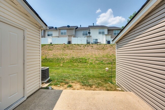Building Photo - 209 Shadow Glen Dr