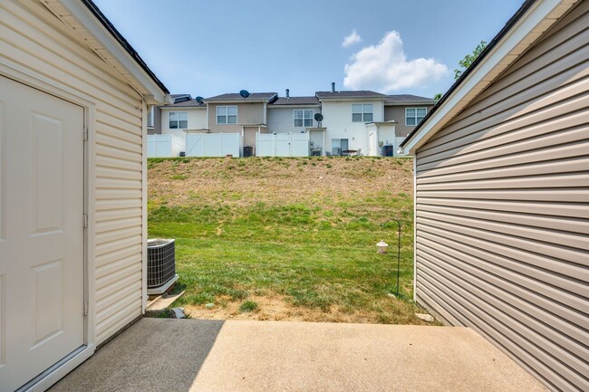 Building Photo - Renovated Townhome in Convenient Nashville...