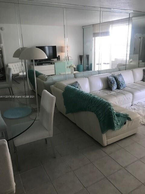 Building Photo - 1817 S Ocean Dr