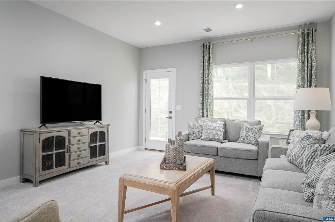 Building Photo - 736 Empire St