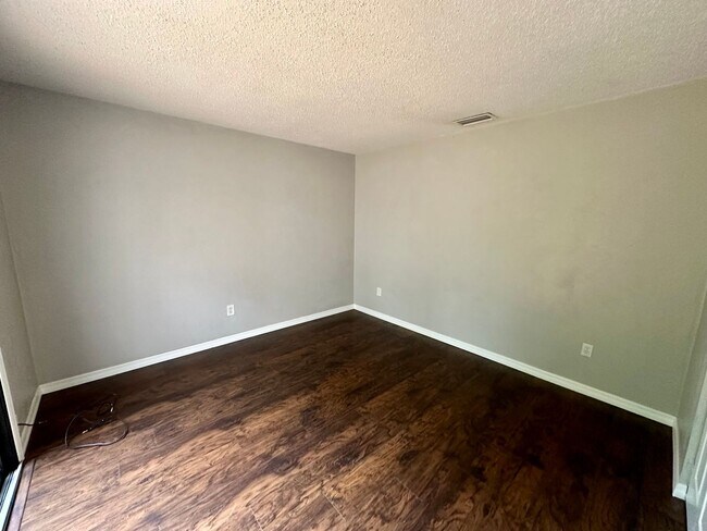 Building Photo - Fully Remodeled 2-Bedroom, 1.5-Bathroom Unit for Lease in Port Orange