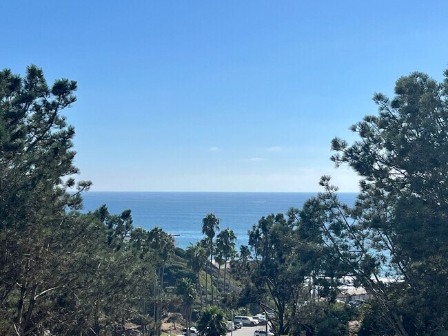 Building Photo - 2 Bed / 2 Bath Condo with Panoramic Ocean ...