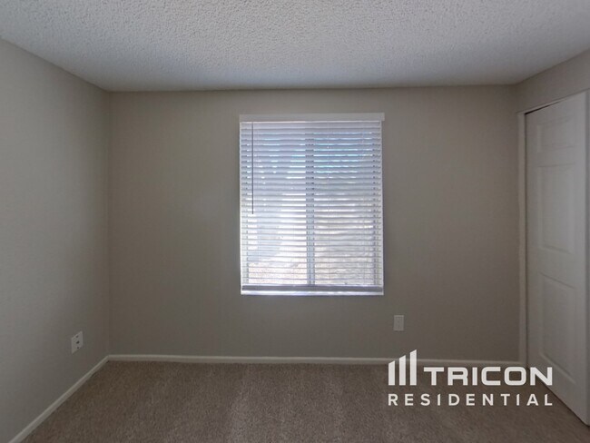 Building Photo - 1618 W Palomino Dr