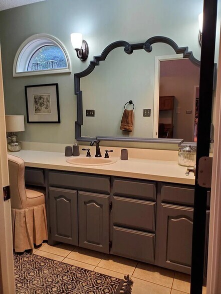 Bedroom #1 Ensuite Bath - 504 Oak Hollow Ln