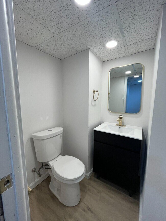Building Photo - 5856 Walton Ave