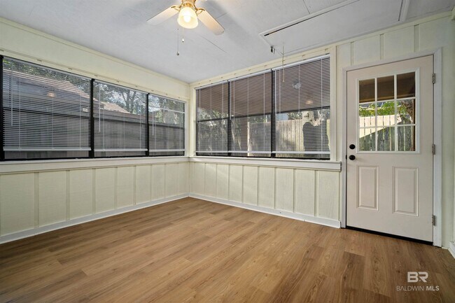 Building Photo - 908 Schaub Ave