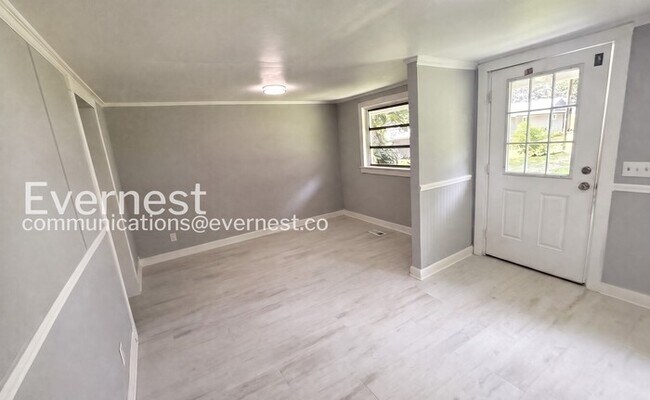 Building Photo - 2 Bed/1 Bath Home with Modern Amenities / Available Now!