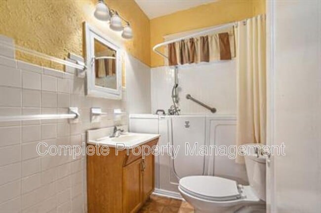Building Photo - 728 41st St
