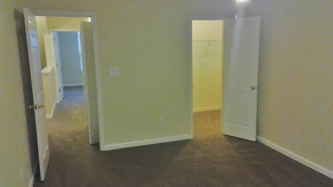 Building Photo - 3/2 Townhouse off Blairstone Road, Right By Governors Square Mall!