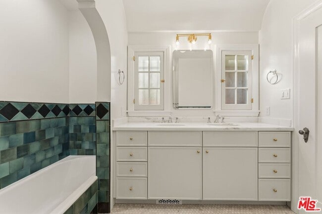 Building Photo - 123 N Orange Dr