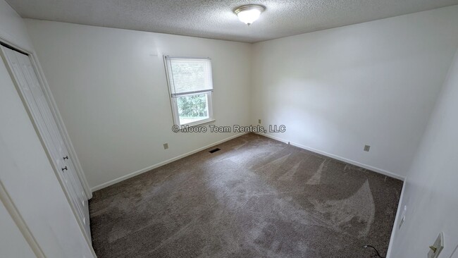 Building Photo - 3 Bed / 2 Bath on 1 Level - Garage, Lawn C...