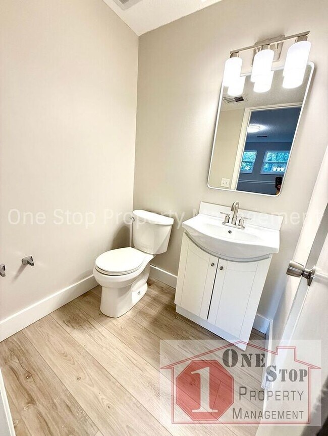 Building Photo - 4-Bedroom, 2.5-Bathroom home in Independence