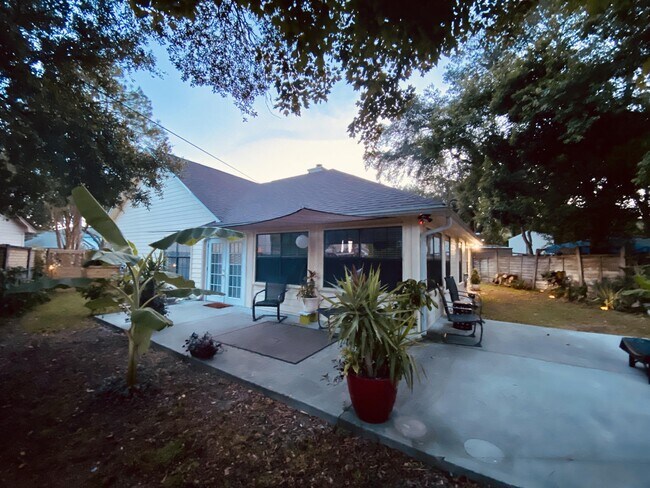 Building Photo - 2012 Mistral Ln E
