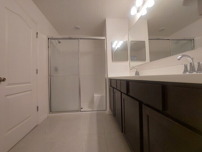 Building Photo - Beautiful 3 Bedroom 2 1/2 Bathroom House i...