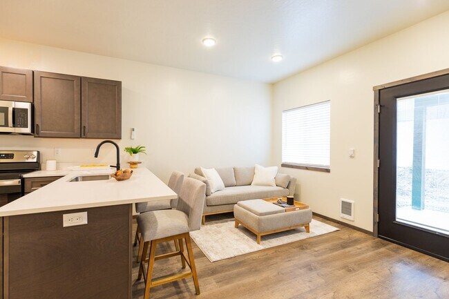 Building Photo - Newer 2 Bedroom 2 1/2 bathroom Hayden Townhome!