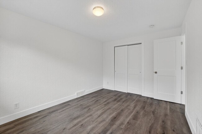 Building Photo - 2 bed 1 bath - Remodeled Home in Denver!