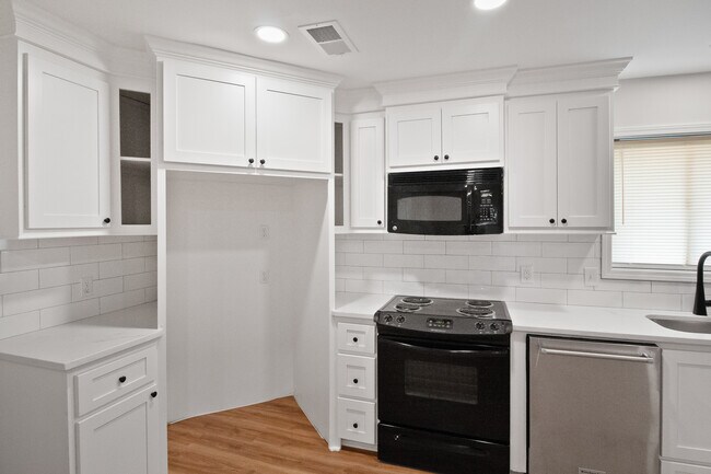 Building Photo - 1027 Tanglewood Dr