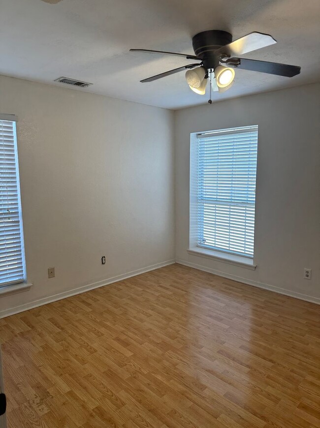 Building Photo - ONE BEDROOM, one bath! Condo by ACU!