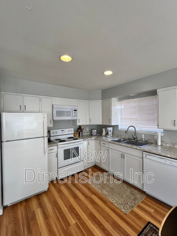 Building Photo - 561 Claremont St