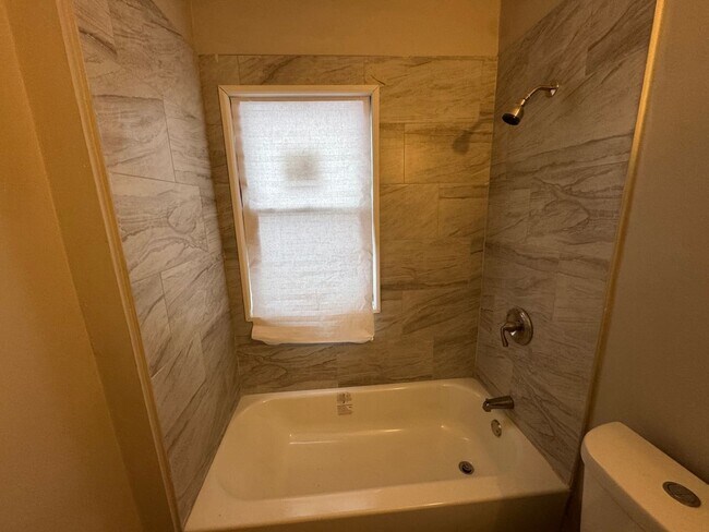 Building Photo - Charming 4-Bedroom Property in Prime Location