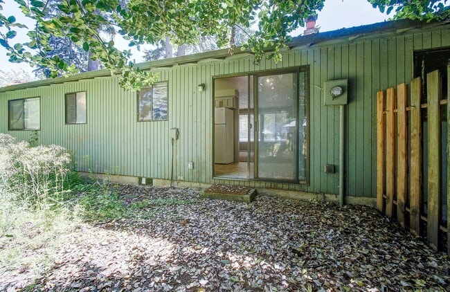 Building Photo - 2 BEDROOM, 1 BATH DUPLEX W/FENCED YARD!