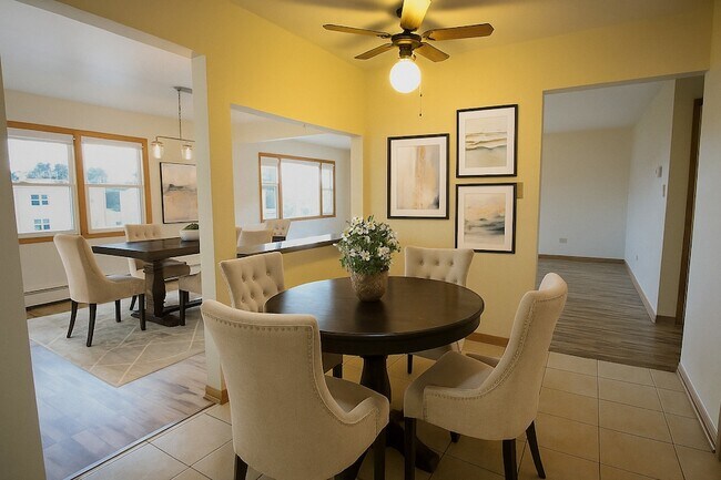 Building Photo - 8418 W Oak Ave