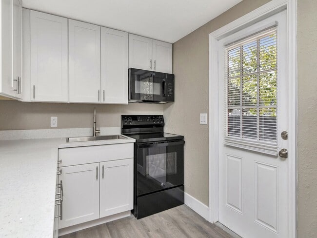 Building Photo - Great Location - 1 Bedroom 1 Bath Duplex w/ Backyard