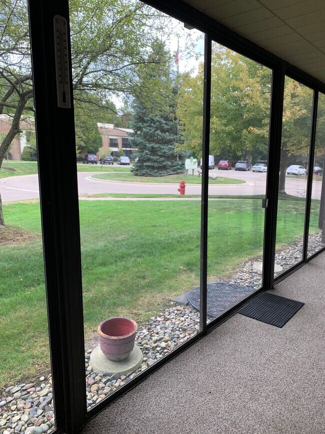 Building Photo - BEAUTIFUL 2 BED CONDO IN HEART OF LIVONIA