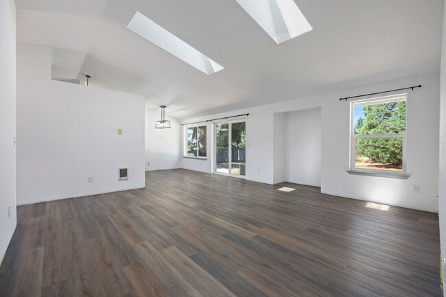 Building Photo - Move in ready - 3 bedrooms, 2 bath rambler...