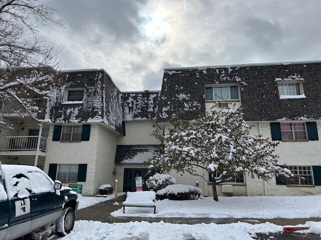 Building Photo - 5770 E Warren Ave