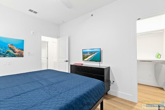 Building Photo - 111 W Sunny Isle Dr