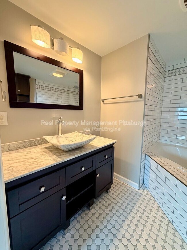 Building Photo - 521 Farnsworth St