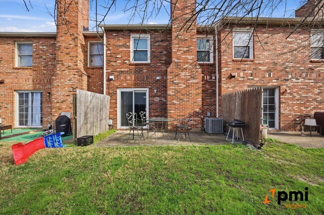 Building Photo - 2 PRIMARY BEDROOMS, LIVING ROOM AND DINING, PETS ALLOWED