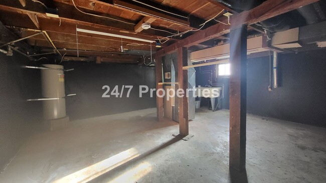 Building Photo - Charming 2 BD | 1 BA West Linn Cottage - R...
