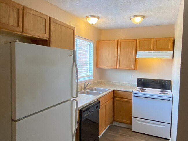 Kitchen - 10661 Starcrest Dr