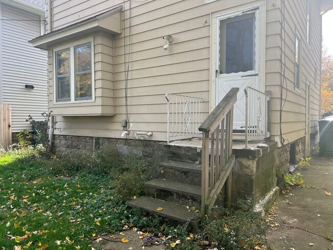 Building Photo - SINGLE FAMIKY FOR RENT IN MAPLEWOOD LOCATION !
